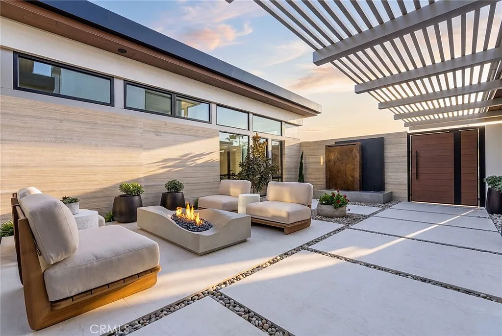 5 bed, 7.5 bath, 7397 sqft, $70,000 — Photo 3