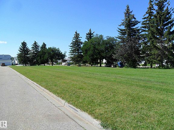 2nd image of 28 Bridgeview Cres NW