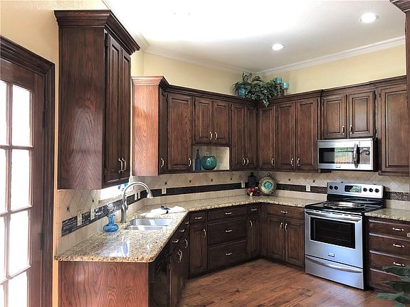 4th image of 1108 Bishops Park St
