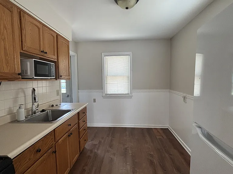 1548 Thalia Ave — Photo 2