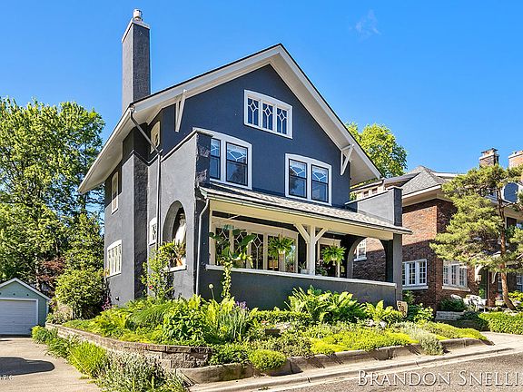 3rd image of 630 Windsor Ter SE