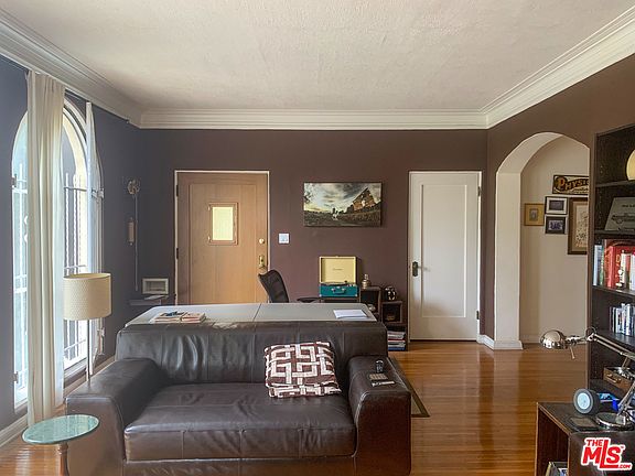 5th image of 823 S Sycamore Ave
