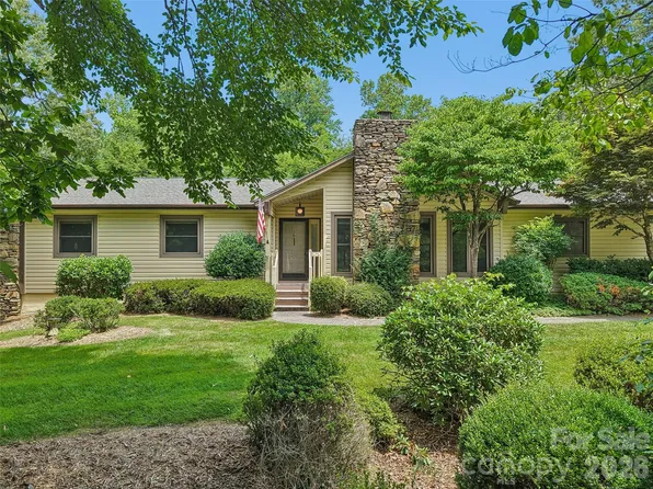 1 Bridle Path Ct, Hendersonville, NC 28791