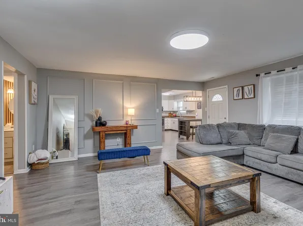 45 Stratford Ln, Mount Laurel, NJ 08054