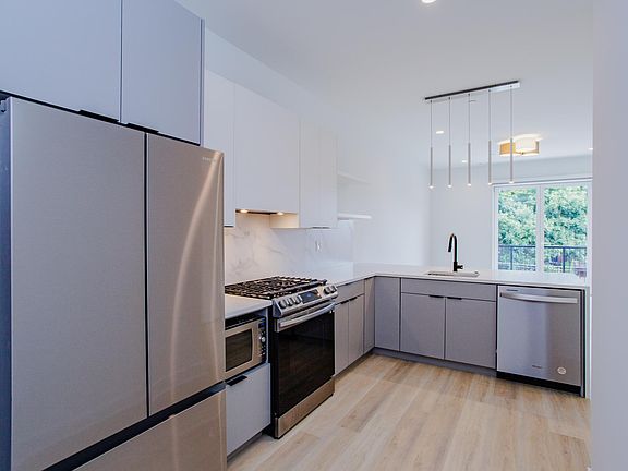 2nd image of 3821 N Ashland Ave #503