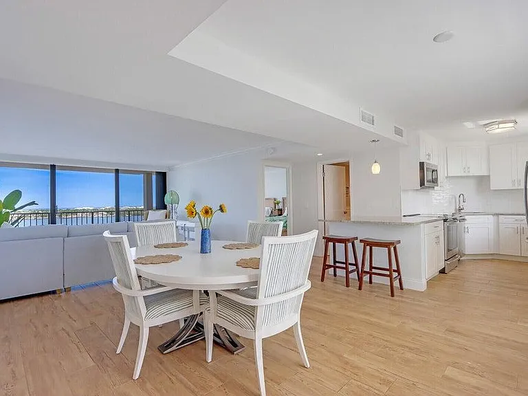 130 Lakeshore Dr #923 — Photo 5
