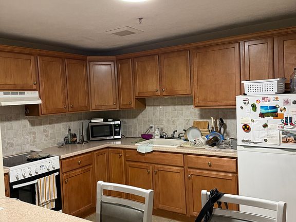 2nd image of 265 Newbury St APT 1