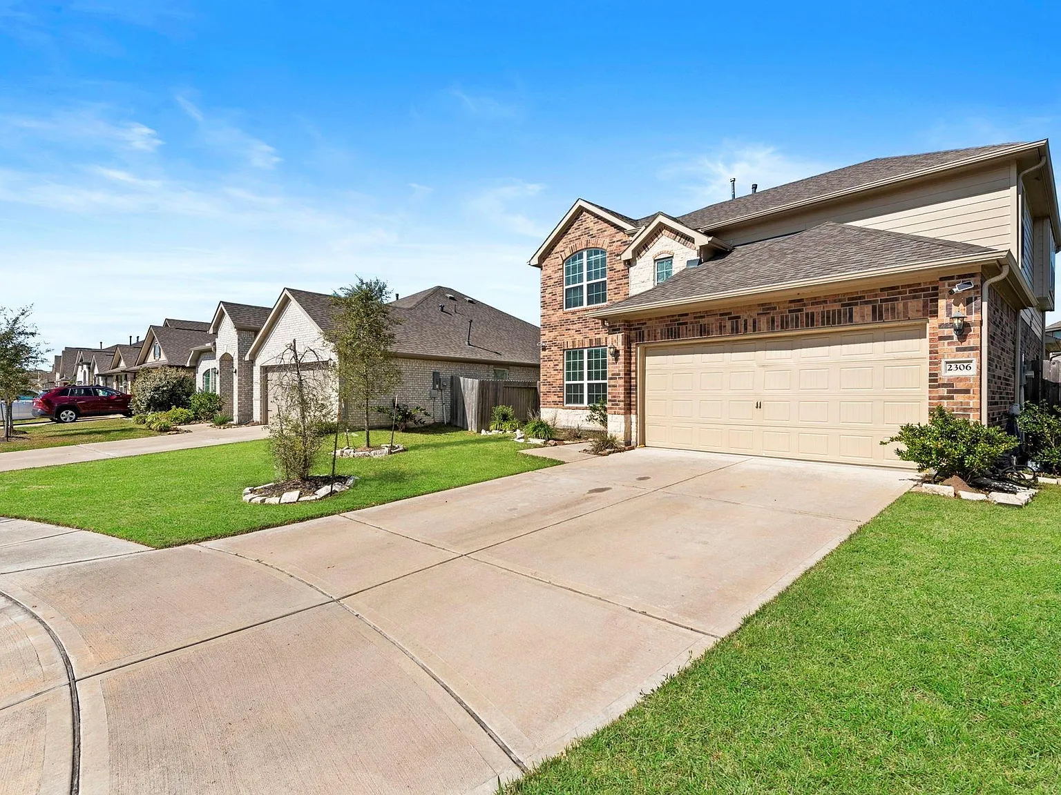 4 bed, 2.5 bath, 2490 sqft, $2,399 — Photo 3