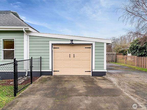 4th image of 214 17th Street NE
