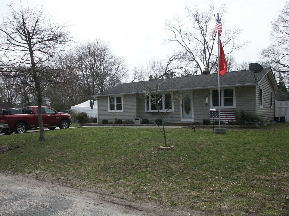 1st image of 14 Orchard Neck Ct