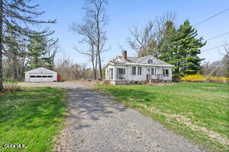 3rd image of 929 Pearse Road