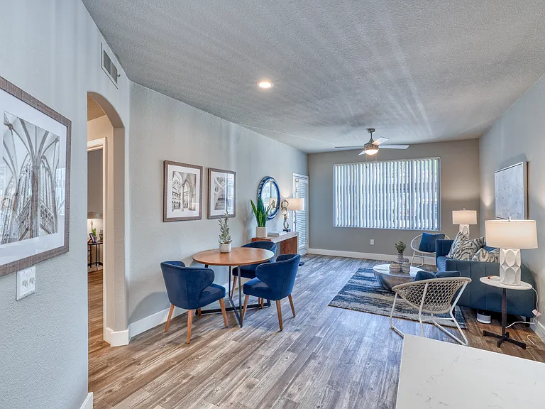 Oxford Apartments — Photo 13