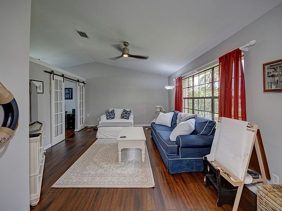 4th image of 2533 SE Dogwood Ave