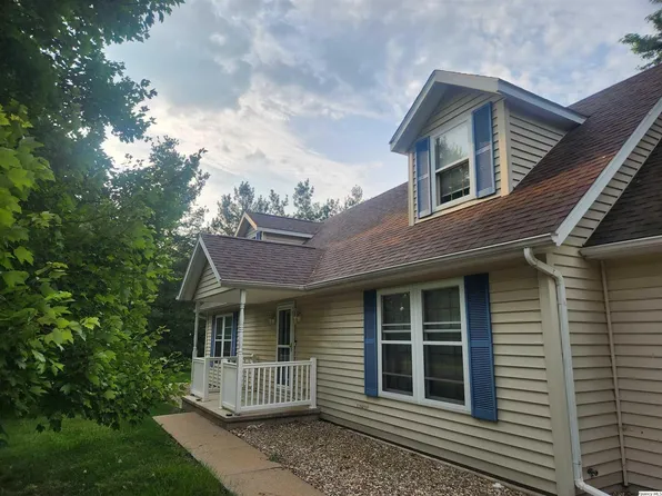 560 Sandridge Dr, Mendon, IL 62351