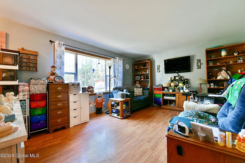 4th image of 106 Woody Lane