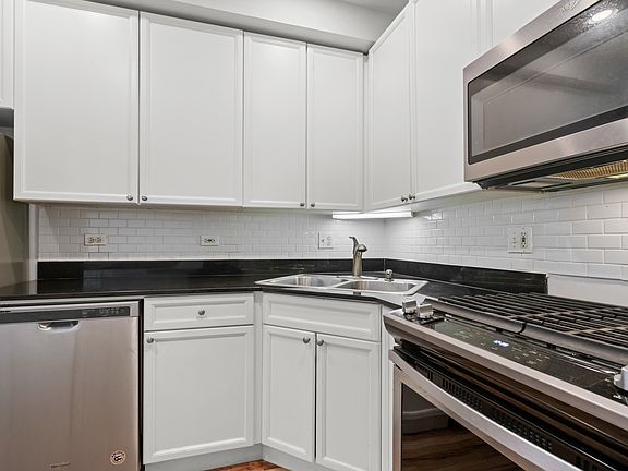 3rd image of 1636 W Melrose St APT 205