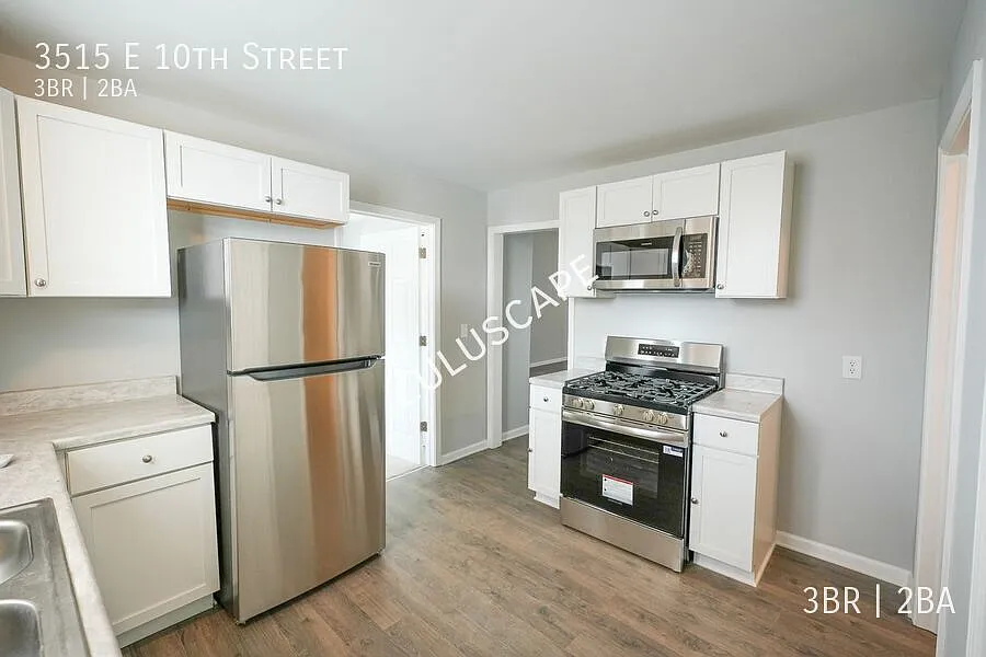 1/2 Off 3 bed 2 bath With Two Car Garage! — Photo 3