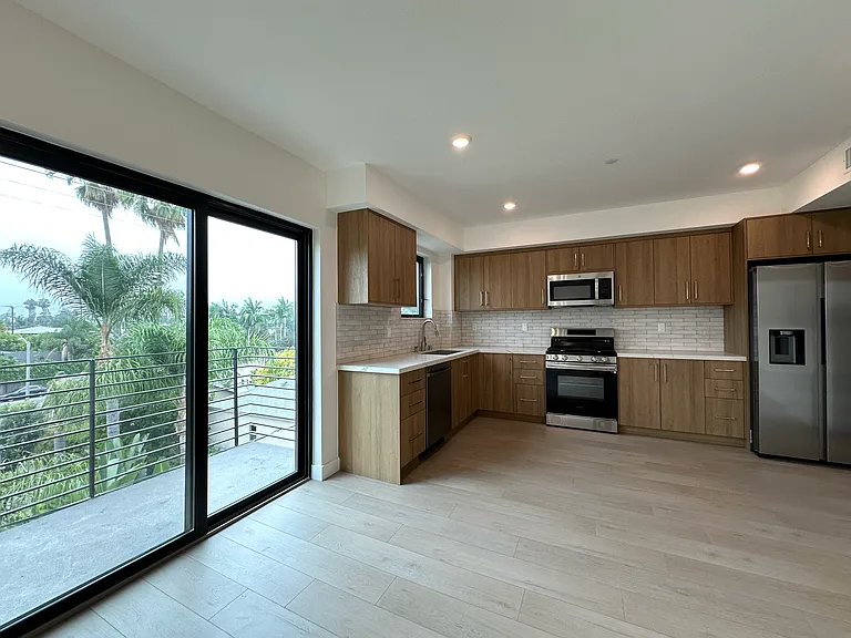 941 N Martel Ave #102 — Photo 14