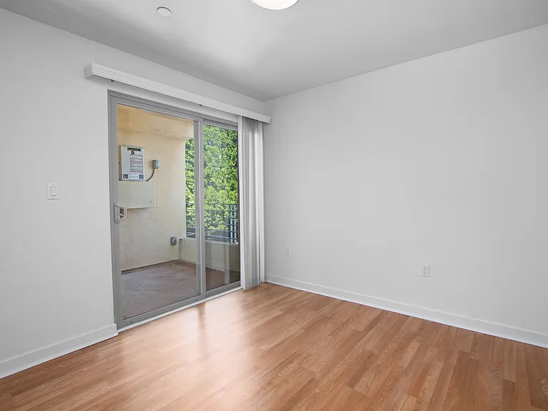 13429 Vanowen St #404 — Photo 4