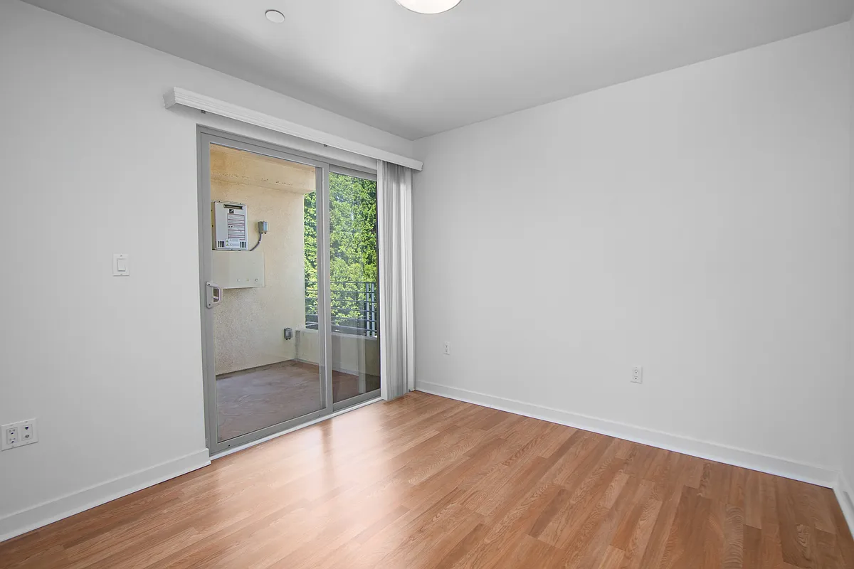 Building Photo - 13429 Vanowen St #206