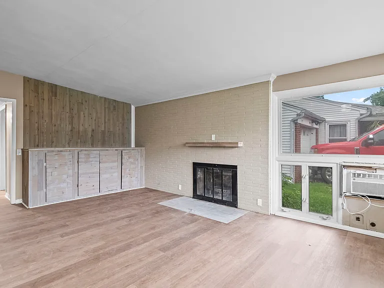 1111 Bruns Ln — Photo 10