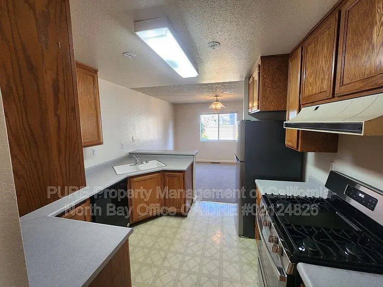 15 Regents Cir — Photo 7