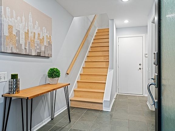 2nd image of 2034 W Willow St Unit B