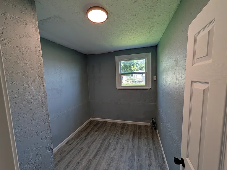 409 S 2nd St — Photo 6