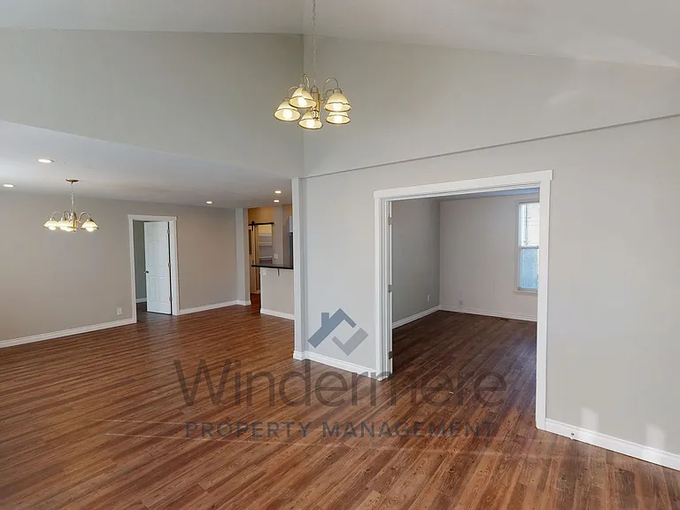 430 E Oak St — Photo 2