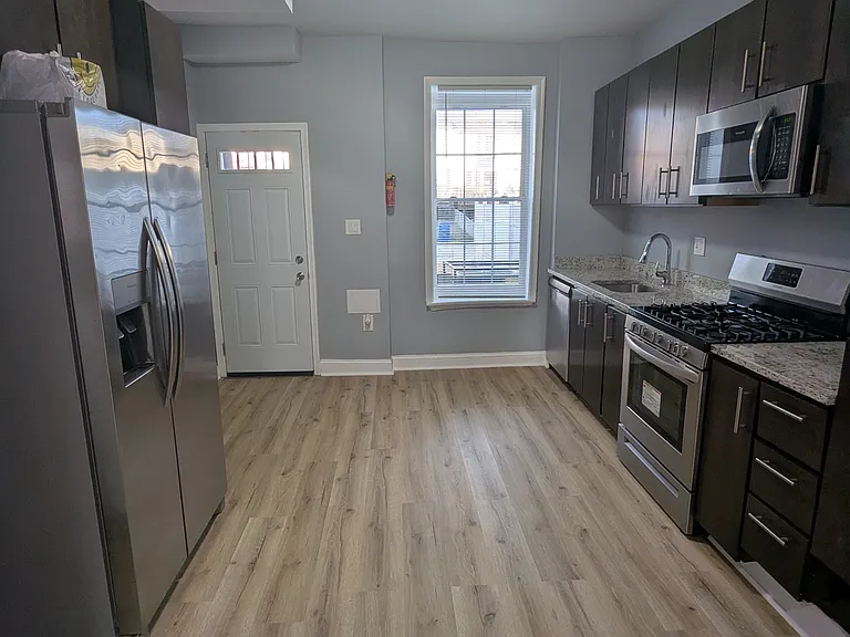 1726 Carswell St — Photo 11