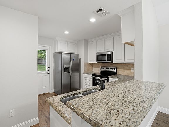 5th image of 921 W Day St