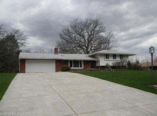 6802 Glenella Dr, Seven Hills, OH 44131