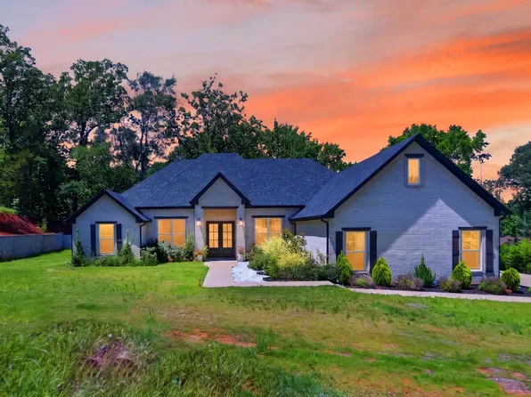15883 Crazy Horse Dr, Lindale, TX 75771
