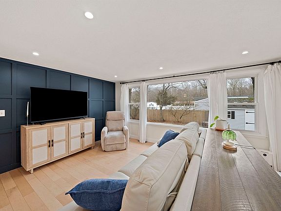5th image of 303 Pond St