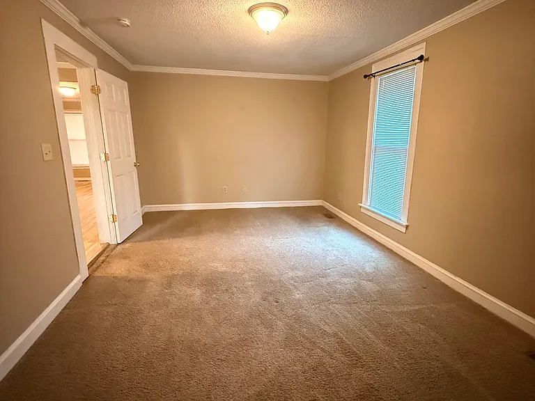 1403 Erwin Rd — Photo 10