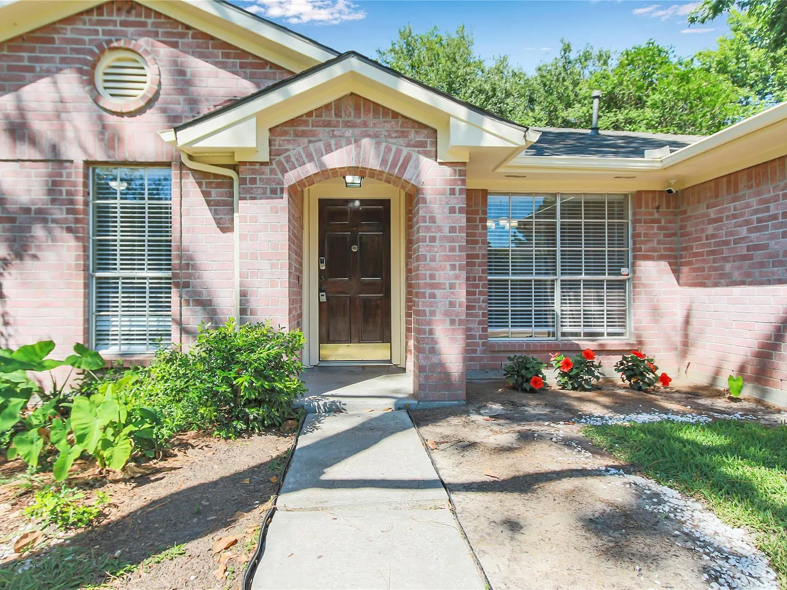 4 bed, 2.0 bath, 2211 sqft, $1,995 — Photo 3