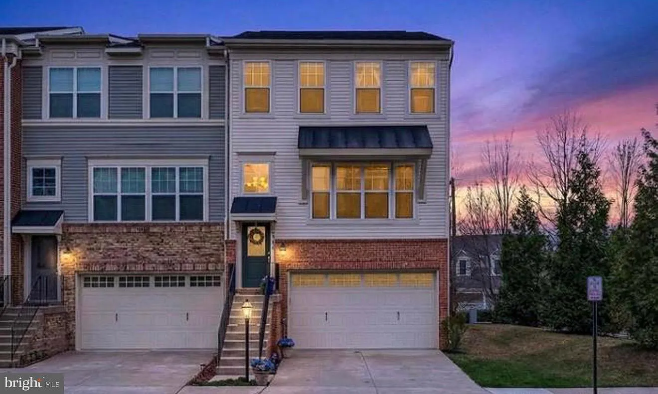 3 bed, 3.5 bath, 2320 sqft, $3,600 — Photo 2