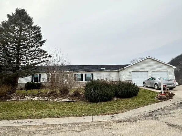 185 Hickory Ln, Lansing, IA 52151