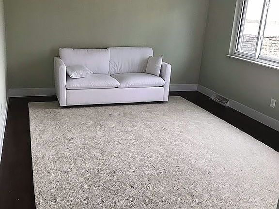 Living room 11' 6"x 15'