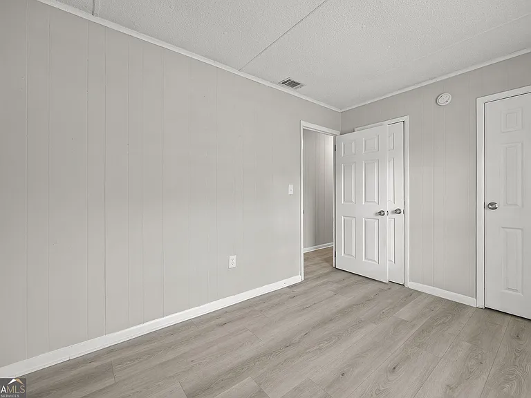 2830 Village Green Dr — Photo 2