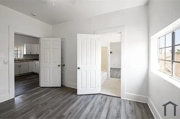 204 W 52nd Pl — Photo 6