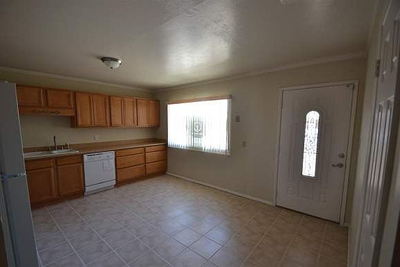 3rd image of 3132 W Claremont St