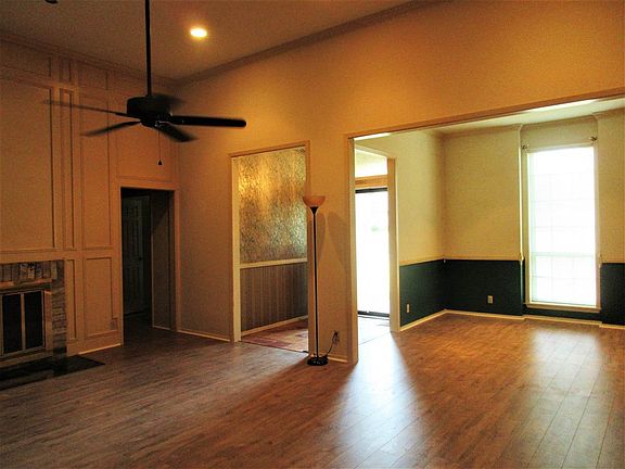 3rd image of 815 Willowcreek Dr