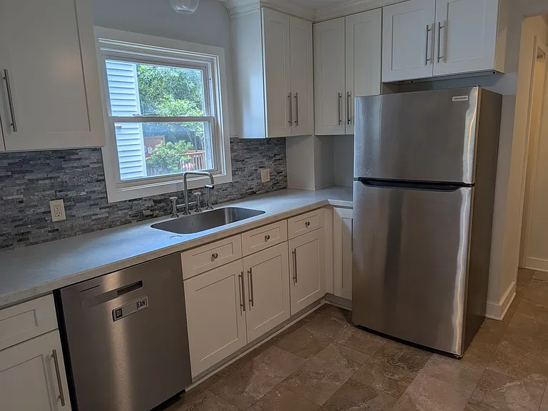111 Eastmoreland Dr — Photo 10