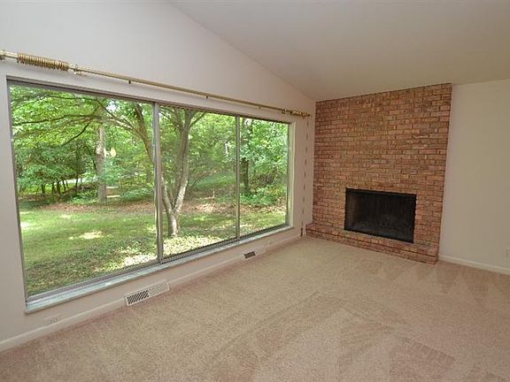 5th image of 2624 Roseland Dr