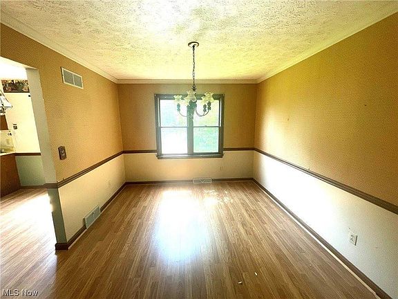 3rd image of 141 Mapleview Ct