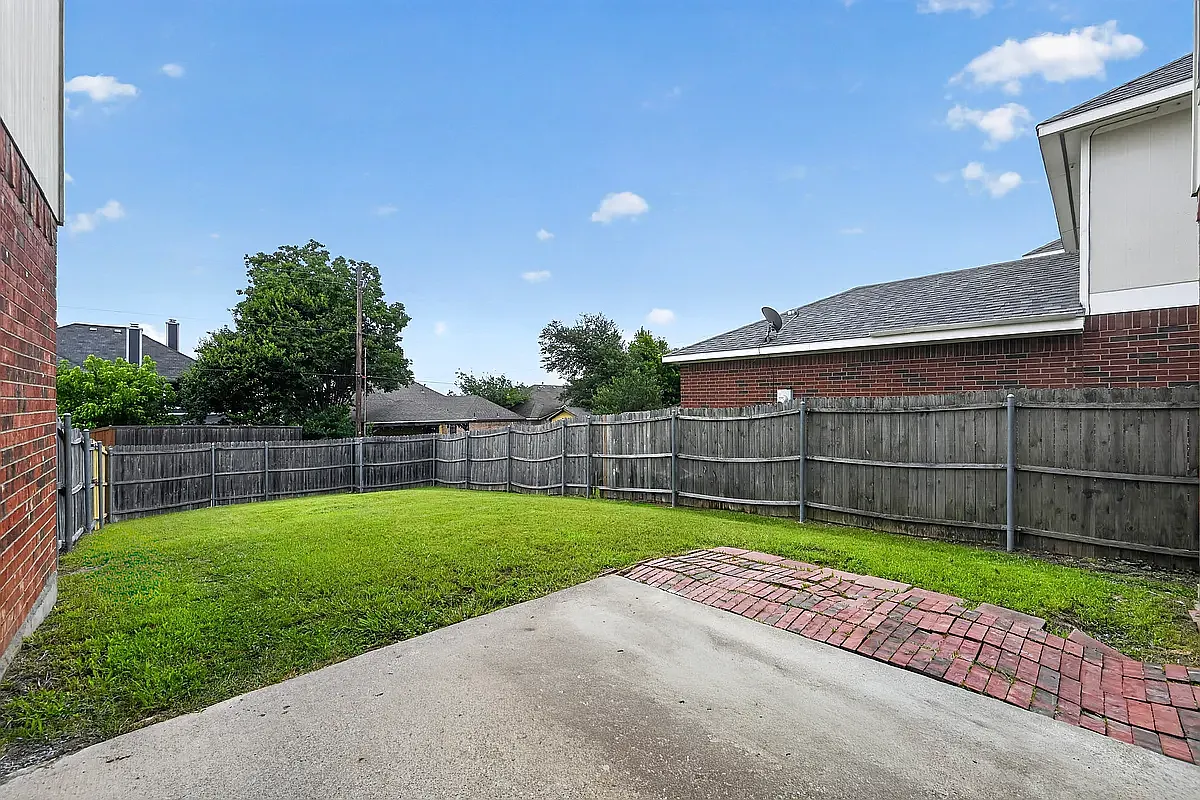 5 bed, 2842 sqft, $3,700 — Photo 2