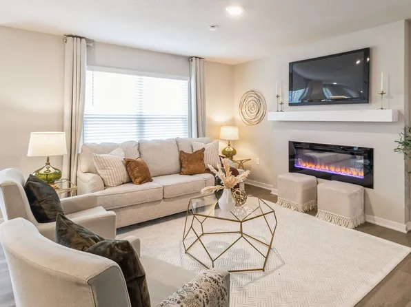 831 Oak Dr, Palo, IA 52324