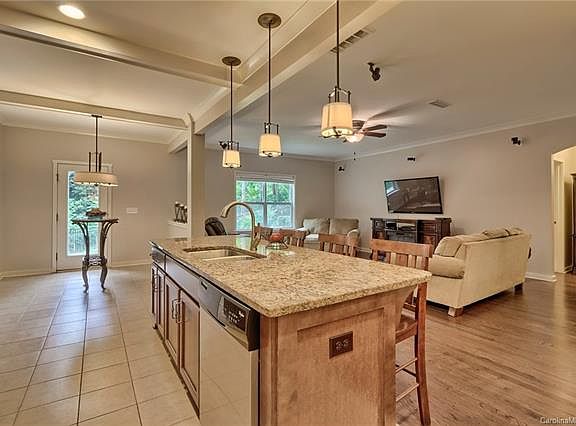 5th image of 164 Hedgewood Dr