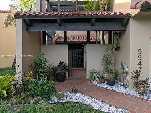 PRIVATE ENTRANCE WITH FRONT PATIO